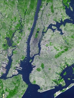 New York city, viewed from the TERRA satellite. The prominent green rectangle is Central Park, on Manhattan island. Ground Zero can just be distinguished, as the largest of the pale spots near the southern tip of Manhattan.